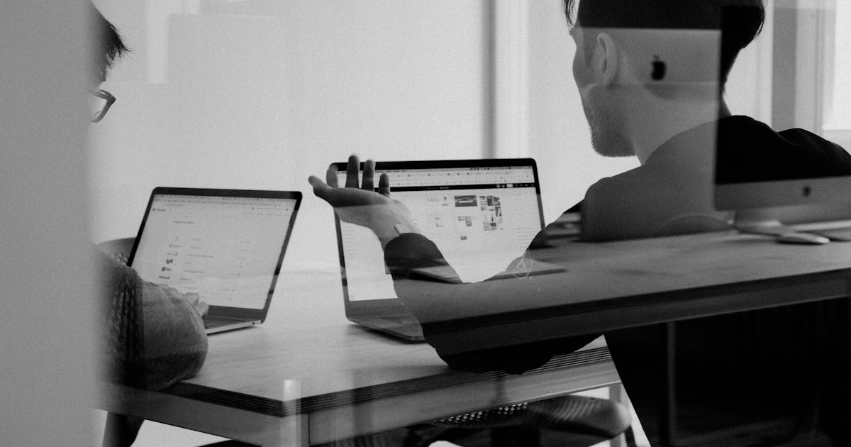 Empreendedor trabalhando em laptop no escritório moderno